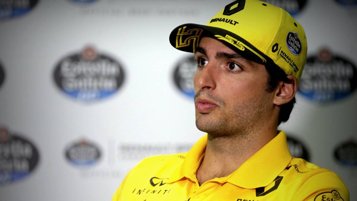El español Carlos Sainz, de la escudería Renault, habla durante una entrevista con Efe.