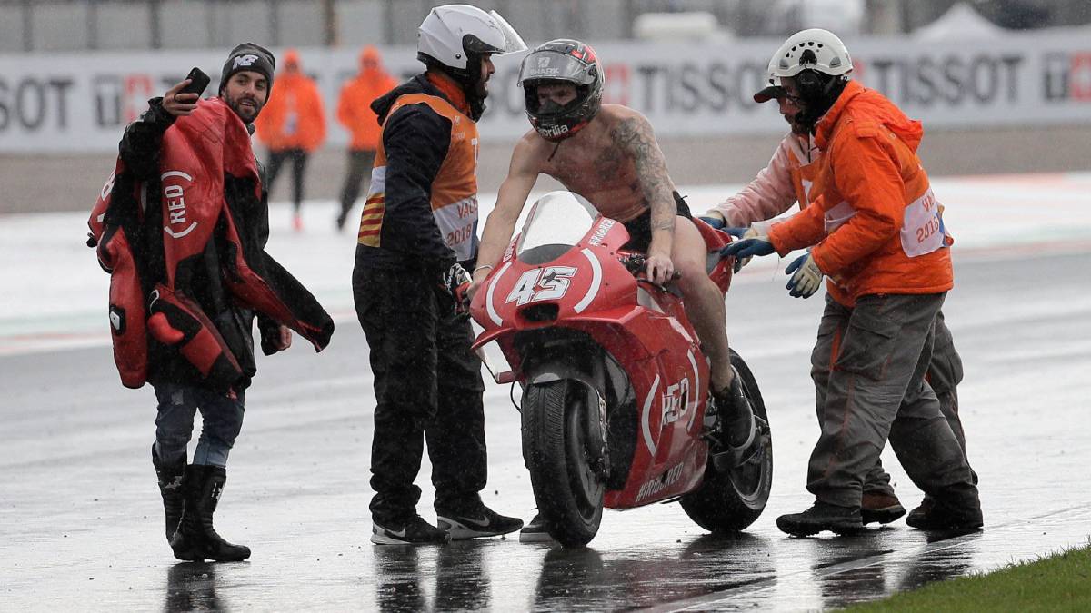 Así volvió Scott Redding al box de Aprilia.