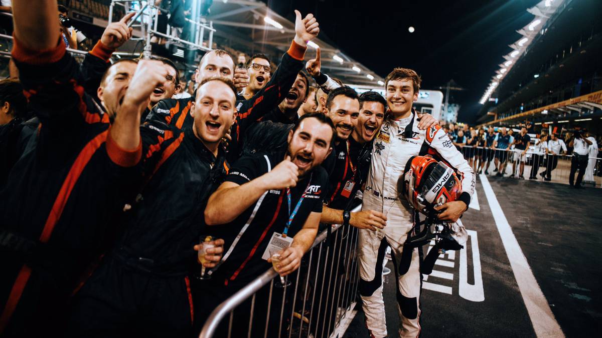 George Russell celebrando su título de F2 en Abu Dhabi.