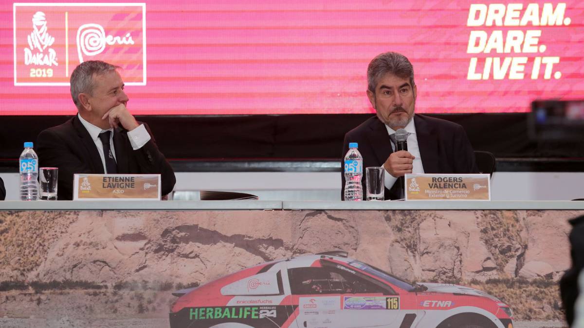 El director del Rally Dakar, Etienne Lavigne (i), escucha al ministro Comercio Exterior del Perú, Rogers Valencia, durante la presentación de la edición 2019 de la competencia hoy, en Lima (Perú).