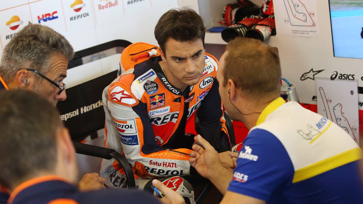 Dani Pedrosa en el box del Repsol Honda.