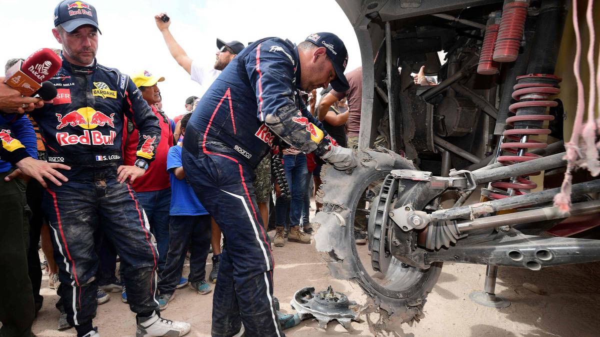Loeb y Elena, tras la etapa maratón del Dakar.