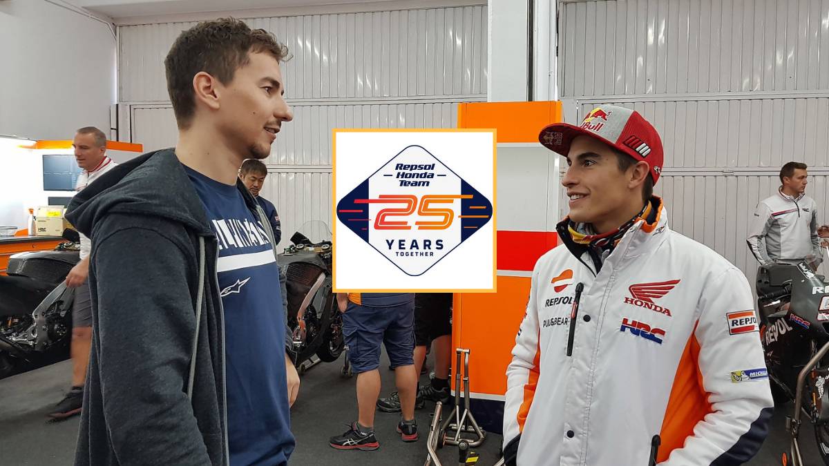 Lorenzo, Márquez y el logo del 25 aniversario de Honda.