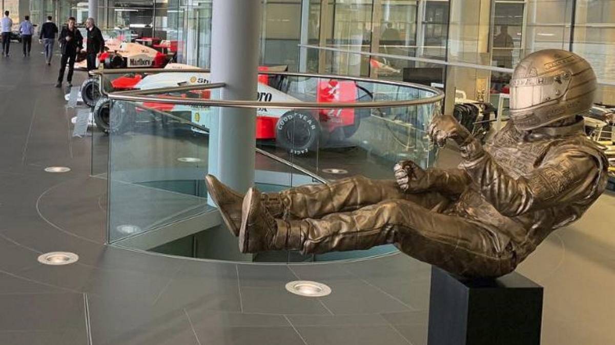 McLaren rinde homenaje a Senna con una escultura en Woking