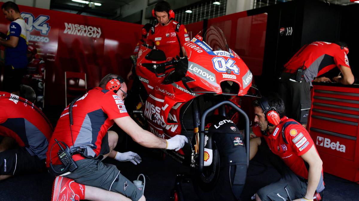 Ducati innova: misteriosa tuerca en la placa de dirección