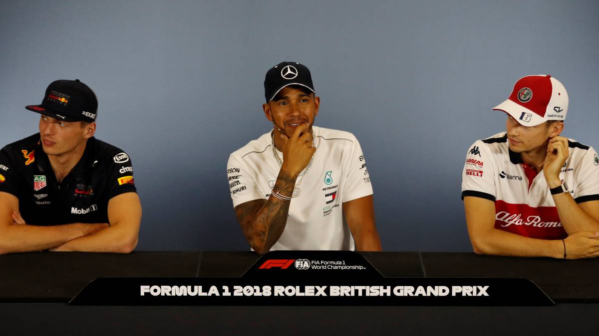 Max Verstappen, Lewis Hamilton y Charles Leclerc en una rueda de prensa.
