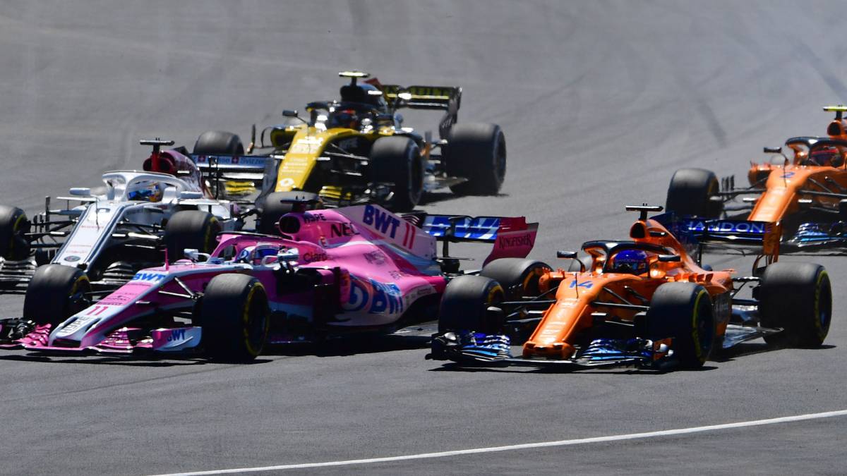 Sergio Pérez (Force India) frente a Fernando Alonso (McLaren), por delante de un Alfa Romeo, un Renault y el McLaren de Vandoorne.