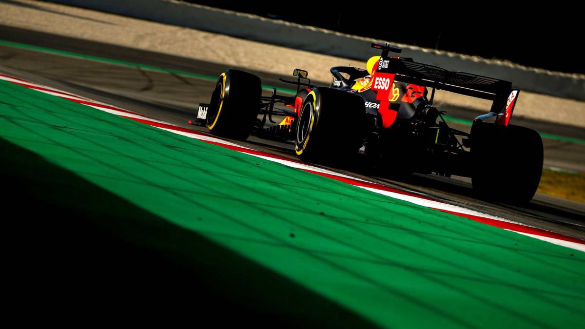 Max Verstappen con el Red Bull en los test.