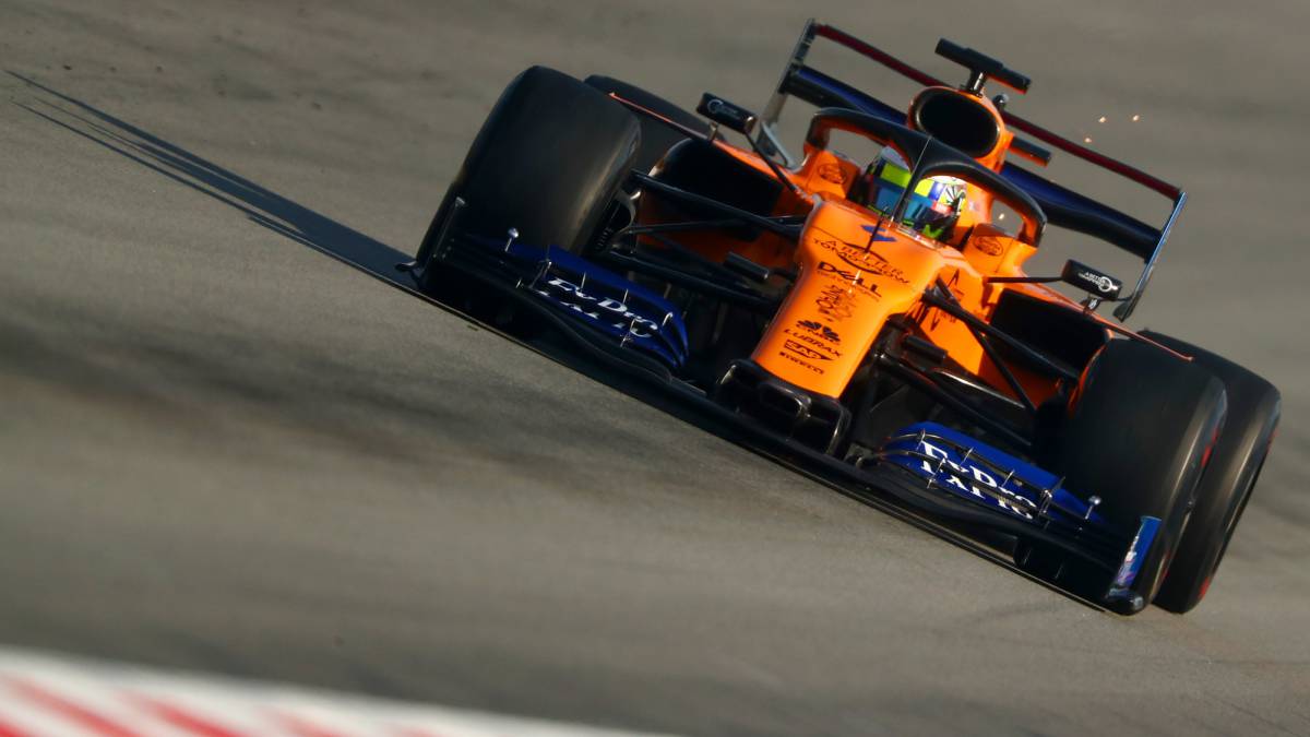 Lando Norris con el McLaren en los test.