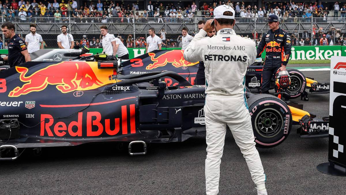 Hamilton mirando a un Red Bull delante de Verstappen.