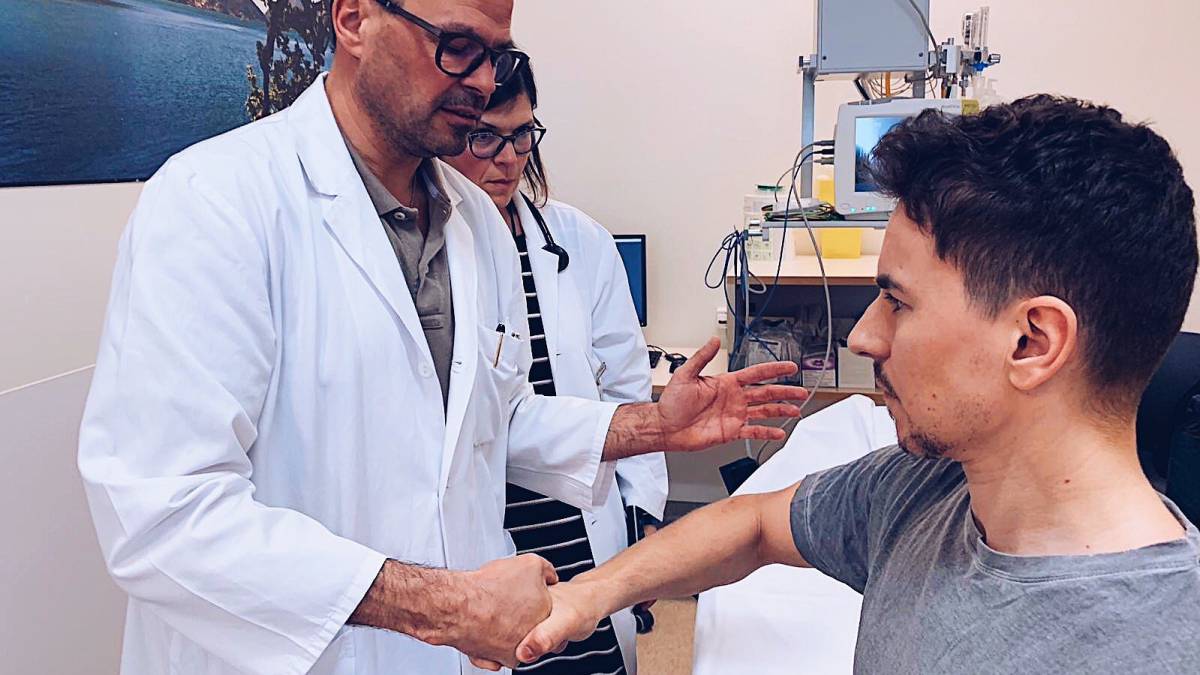 Lorenzo siendo revisado por los médicos.