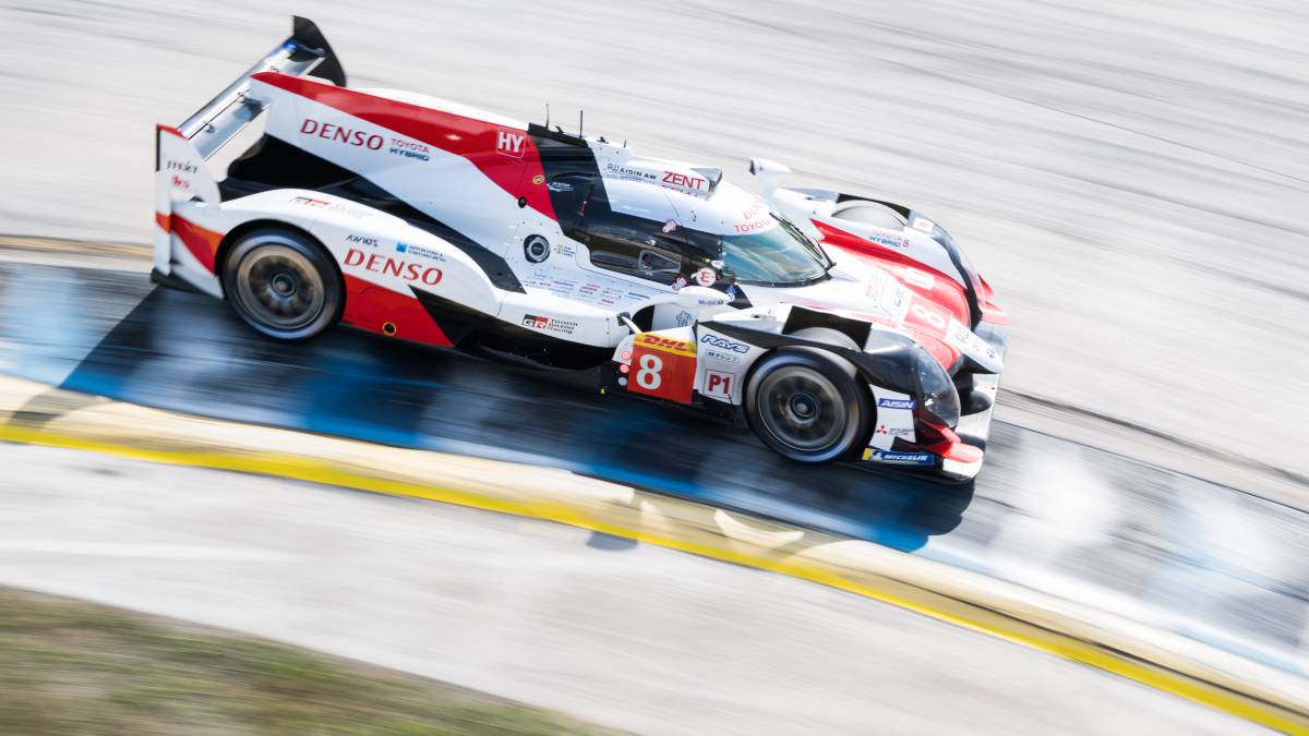 Lucha al límite entre los Toyota en el primer día con Alonso 2º