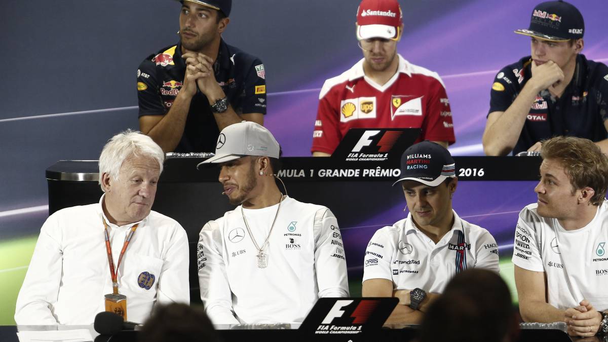Charlie Whiting, junto a varios pilotos en Brasil 2016.