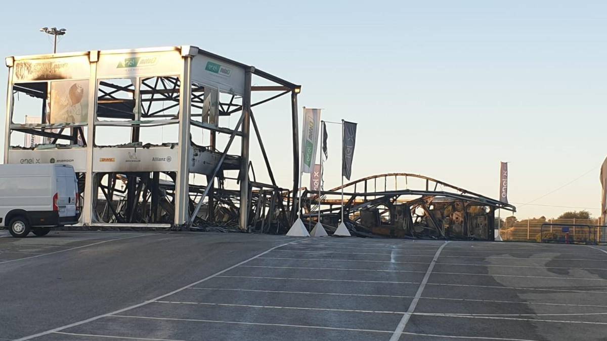 Así quedó el paddock del circuito de Jerez tras el incendio de las motos.