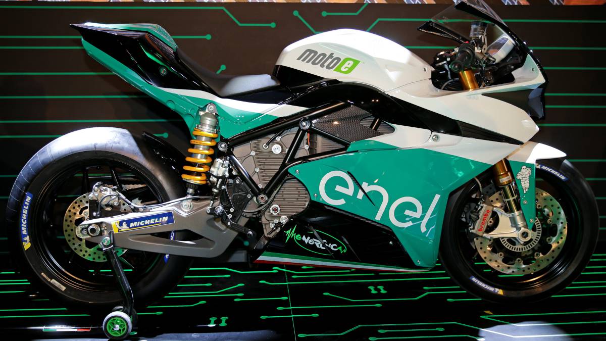 Energica se defiende: un móvil es tan peligroso como la MotoE