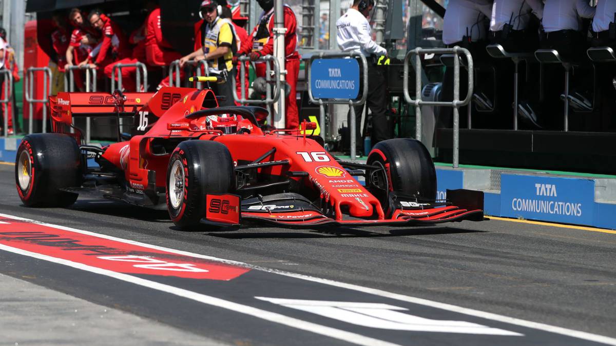 Charles Leclerc con el Ferrari en el pit lane de Melbourne.