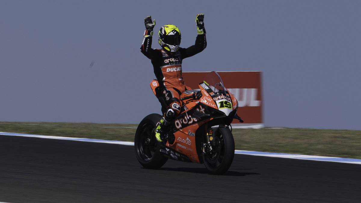 Álvaro Bautista celebra una de las seis victorias que suma en las seis primeras carreras de SBK.