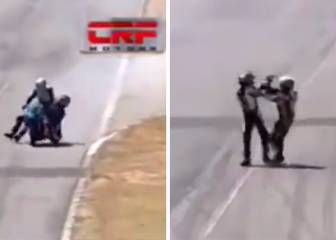 La sanción puede ser histórica: un piloto acaba montado en la moto de otro y se pegan