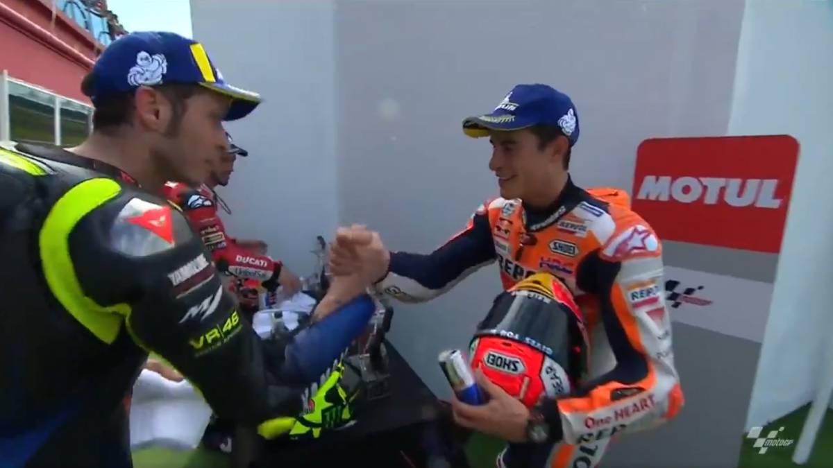 206 días después, Márquez tendió su mano y Rossi la estrechó