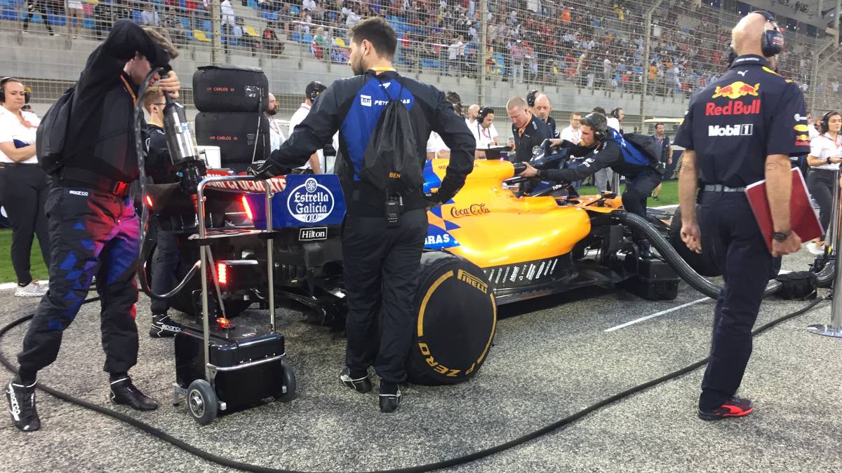 Adrian Newey investigó el McLaren MCL34 de Carlos Sainz en Bahréin.