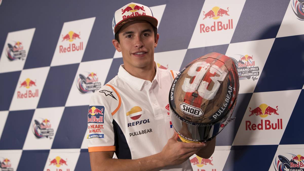 Marc Márquez posando con su casco de Austin.