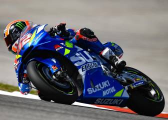 Rins logra su primera victoria en MotoGP y Márquez se cae