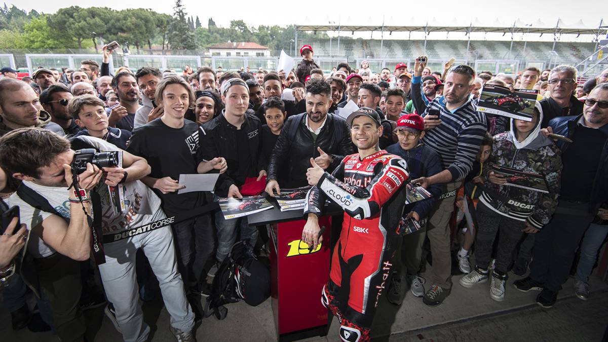 Bautista al acabar los test de Imola, atiende a los aficionados en el circuito.