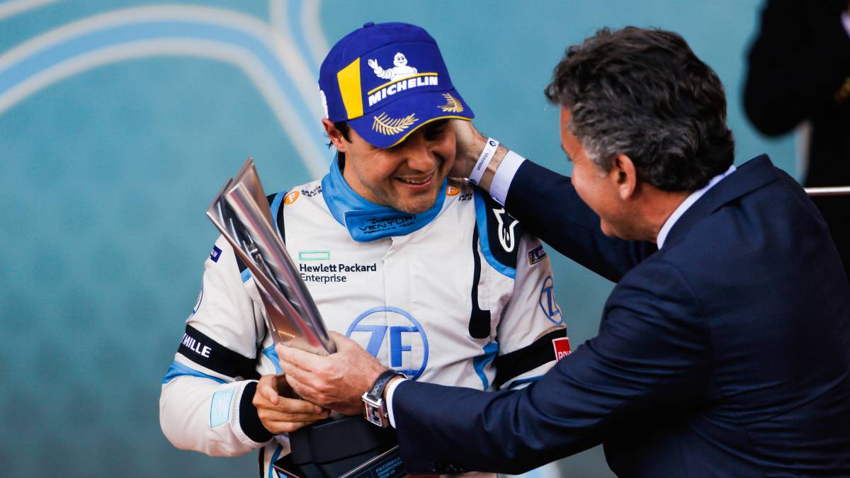 Massa recibiendo su trofeo de Mónaco de manos de Agag.