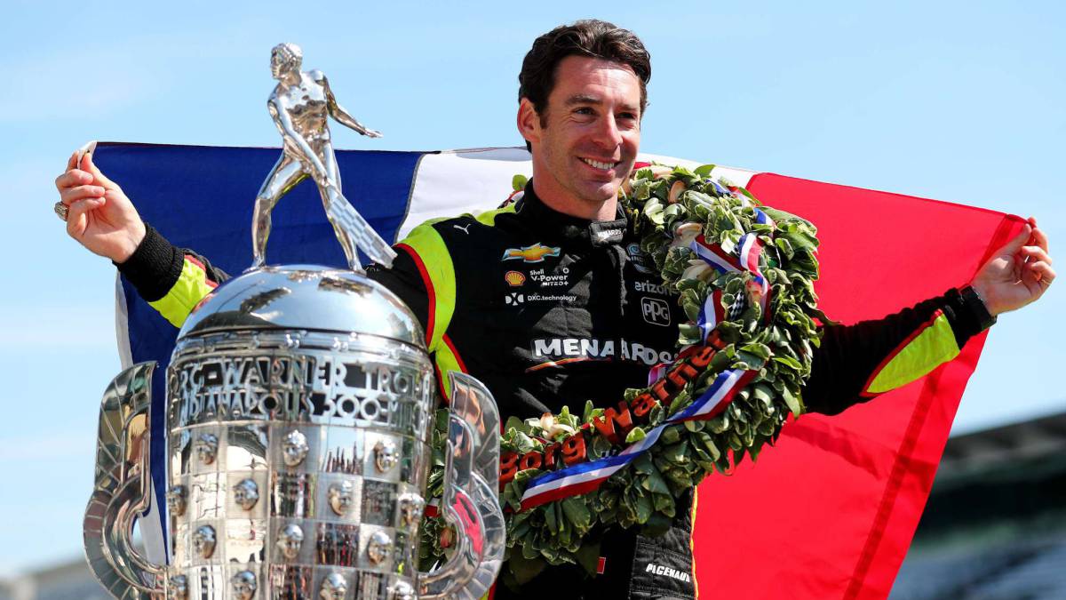 Simon Pagenaud junto al trofeo Borg-Warner de la Indy 500.