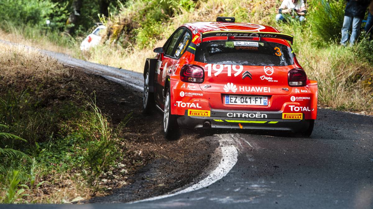 Pepe López con su Citroën en Ourense.