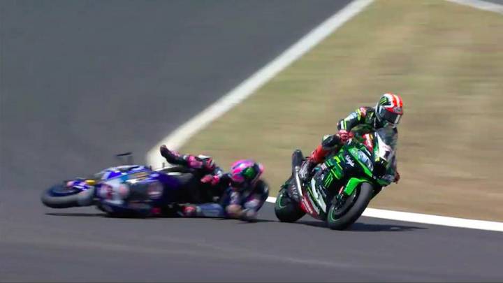 Rea, destrozado tras su toque con Lowes en la última curva