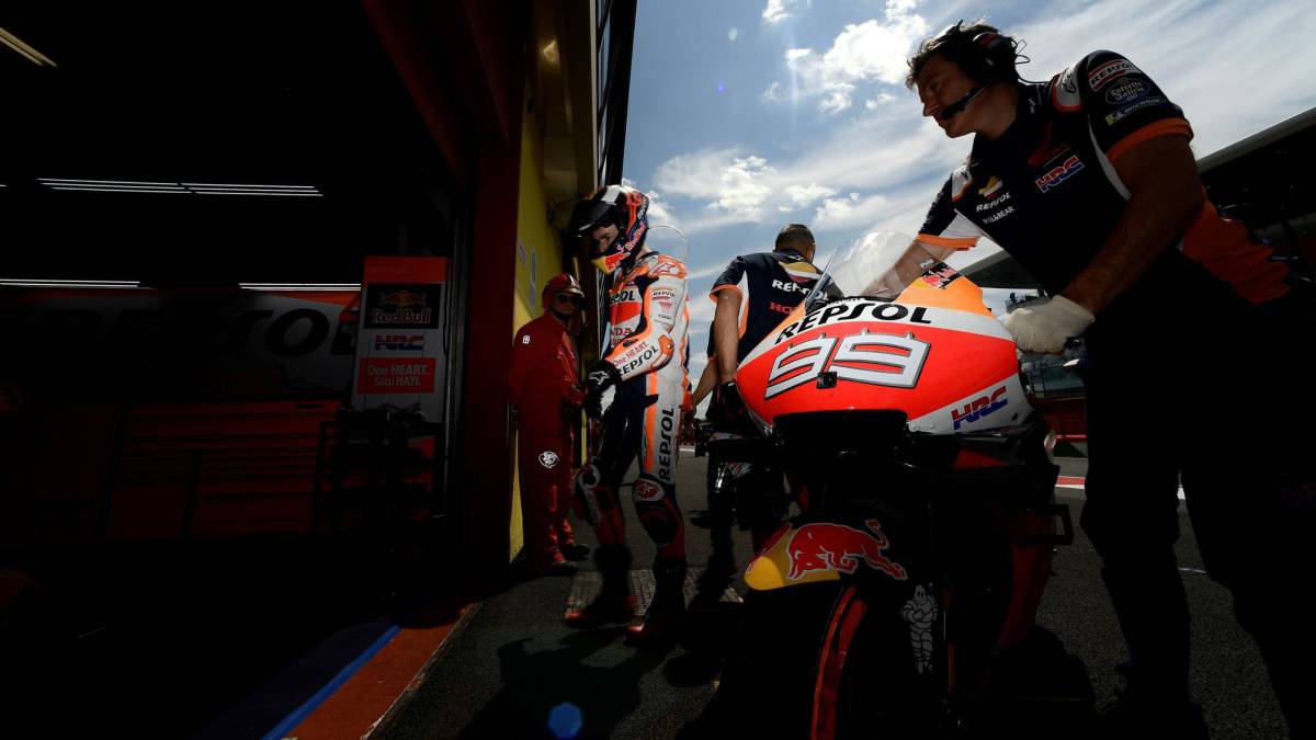 Intensos y productivos días de Lorenzo en la fábrica de Honda