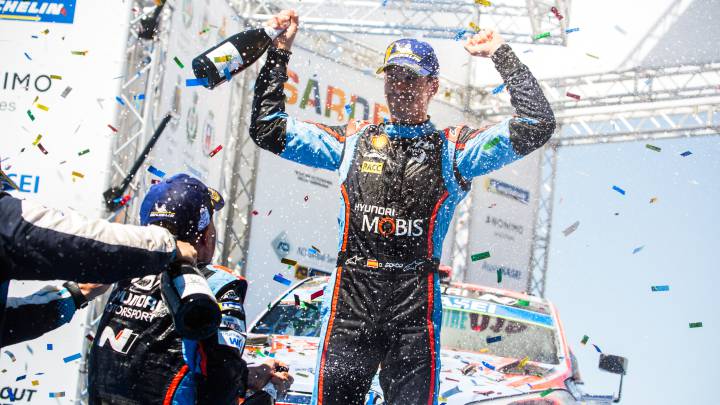 Dani Sordo en el podio de Italia.