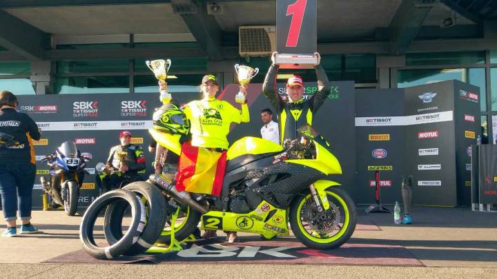 Álex Cruz, piloto de motociclismo paralímpico, celebra una victoria.