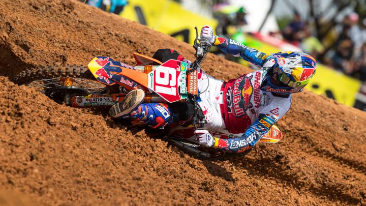 Prado se deja una manga, pero gana el GP de Indonesia
