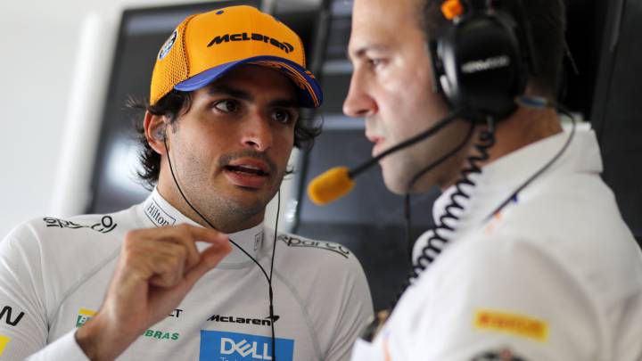 Carlos Sainz hablando con un ingeniero de McLaren.
