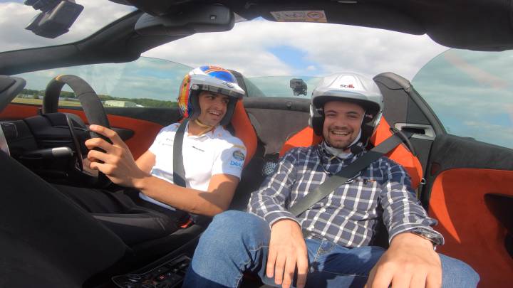 Carlos Sainz y Jesús Balseiro, de As, en el McLaren 600LT (F1 2019).