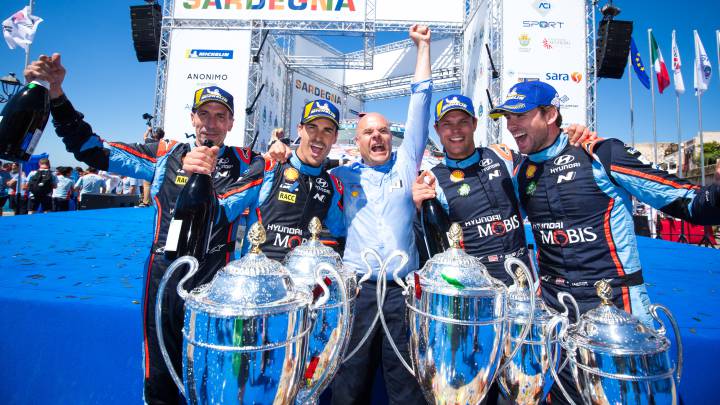 Dani Sordo en el podio de Cerdeña.