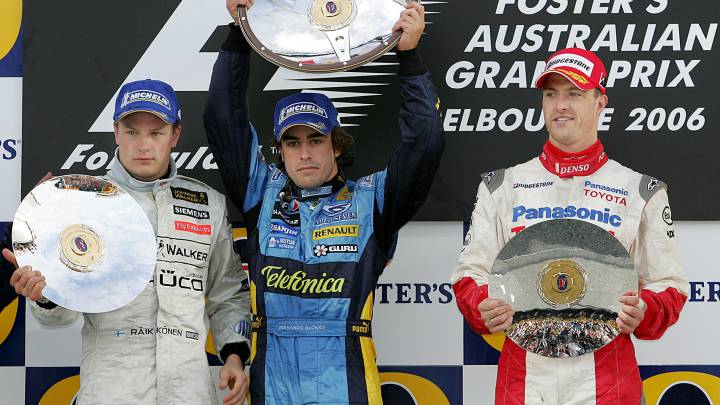 Reigning World Champion Fernando Alonso (C) of Spain displays his trophy on the podium with second placed Kimi Raikkonen (L) of Finland and third placed Ralf Schumacher (R) of Germany after winning the Australian Formula One Grand Prix in Melbourne, 02 April 2006. Alonso won the third race of the 2006 F1 GP season having started third on the grid. AFP PHOTO/Torsten BLACKWOOD PODIO AUSTRALIA