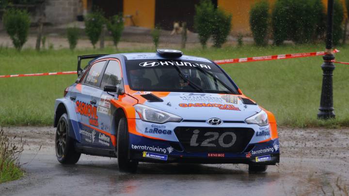 Dani Sordo se da un baño de multitudes en su tierra