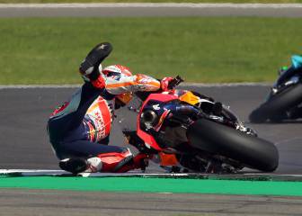 La caída de Márquez en los libres de Silverstone