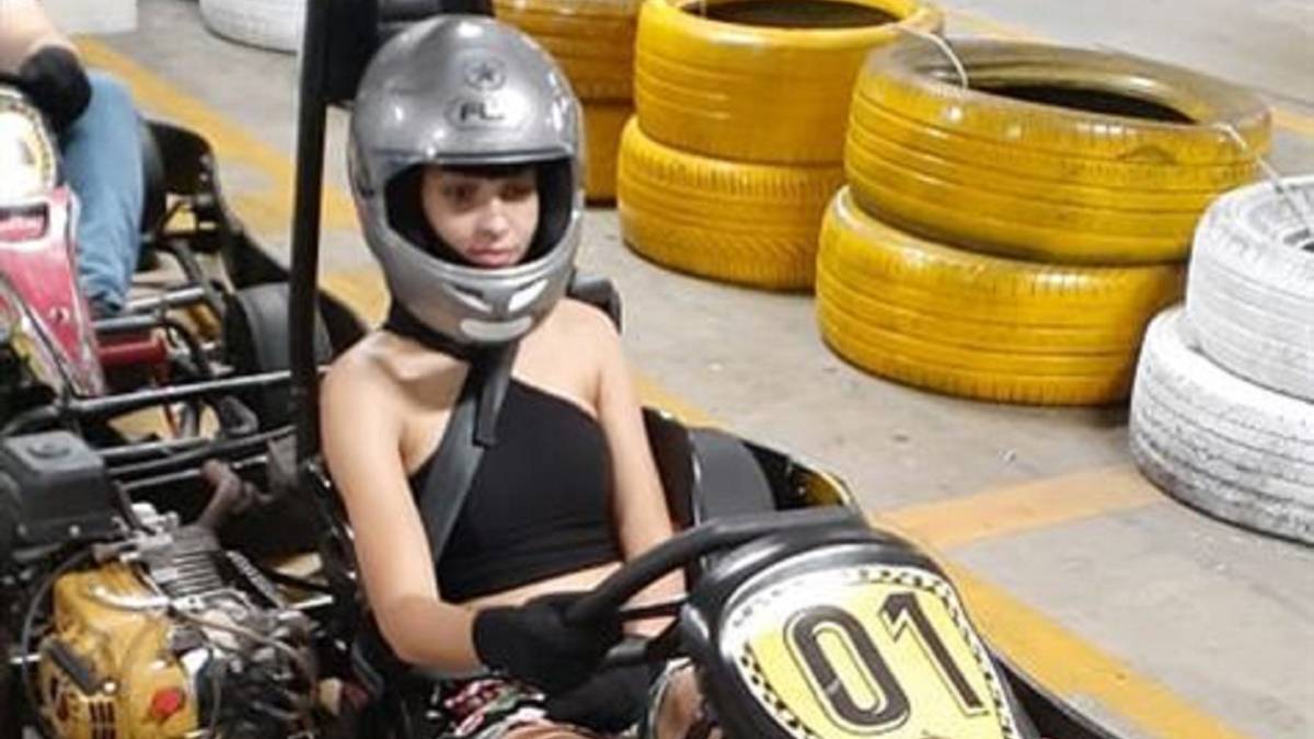Una chica pierde su cuero cabelludo en un accidente de kart