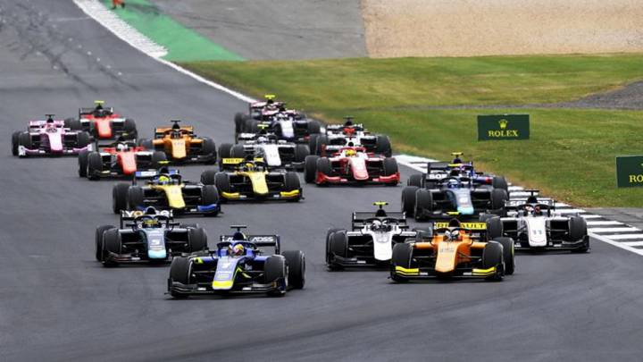 Los pilotos de Fórmula 2 durante una carrera en Silverstone.