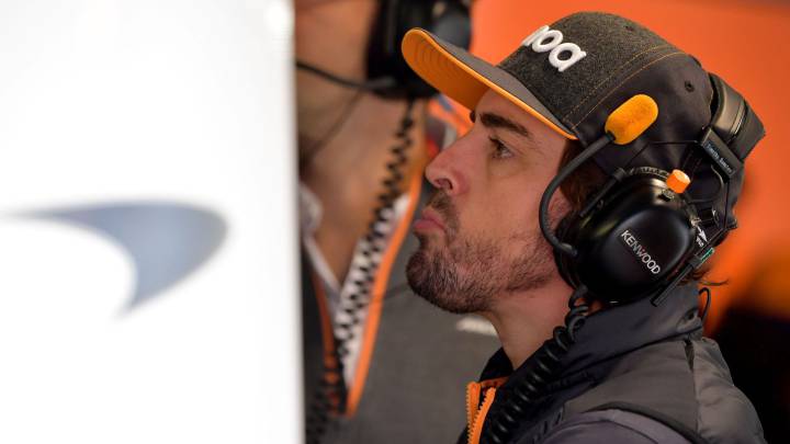 Alonso visita la Fórmula 1 pero su cabeza está en el desierto
