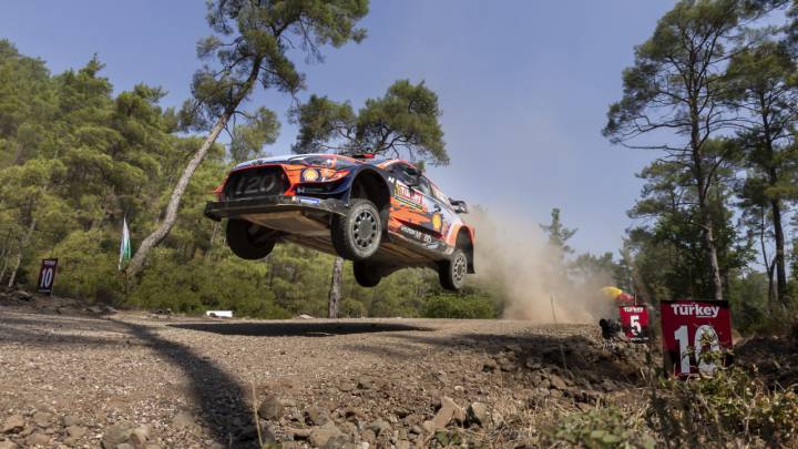 Neuville y Mikkelsen toman la delantera en Turquía
