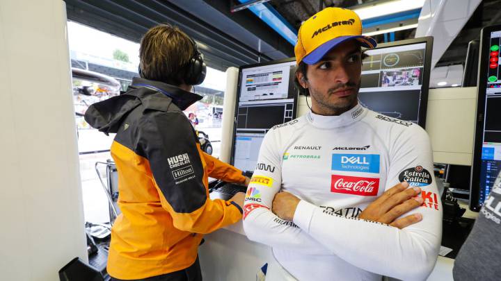 Carlos Sainz en el box de McLaren.
