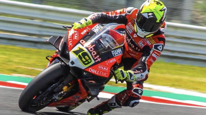 Álvaro Bautista pilota la Panigale V4 R.