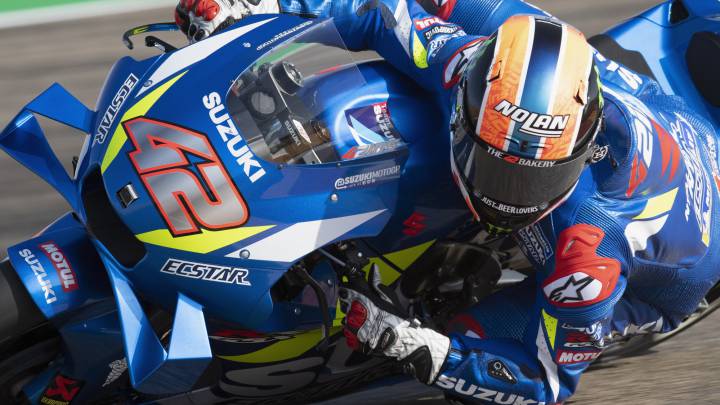 Rins domina con el asfalto mojado y Márquez se ahorra salir