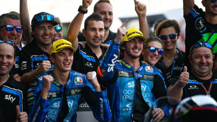 David Muñoz posa con los pilotos y parte del staff del equipo SKY VR46 de Moto2.