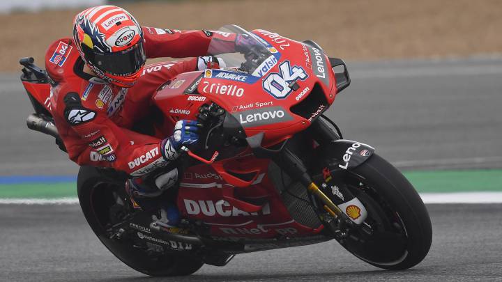 Dovizioso lidera en mojado y Márquez se encuentra bien